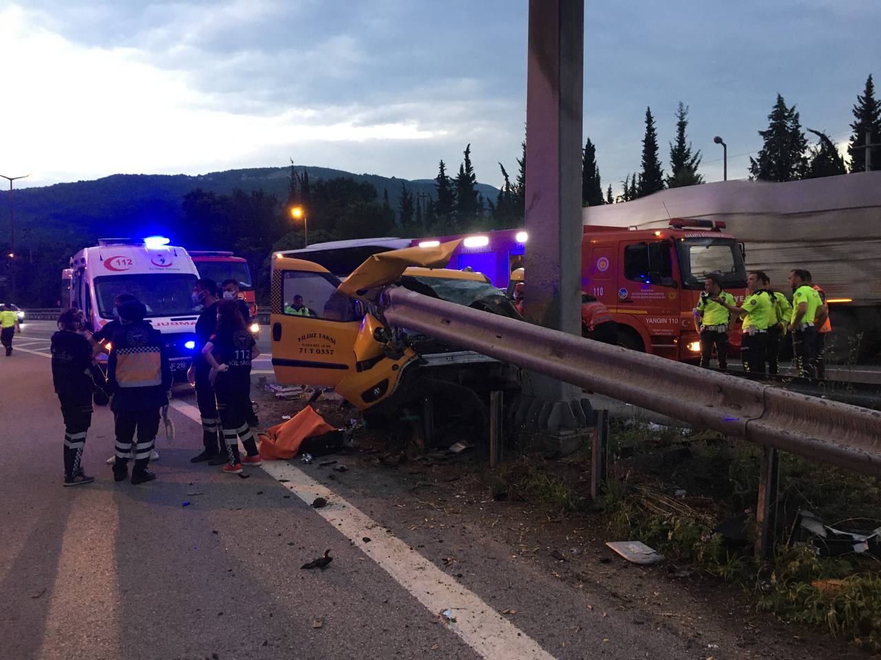 Bariyerlere ok gibi saplandı! Refüje çarpan araç hurdaya döndü: 2 kişi öldü, 3ü çocuk 5 kişi yaralandı