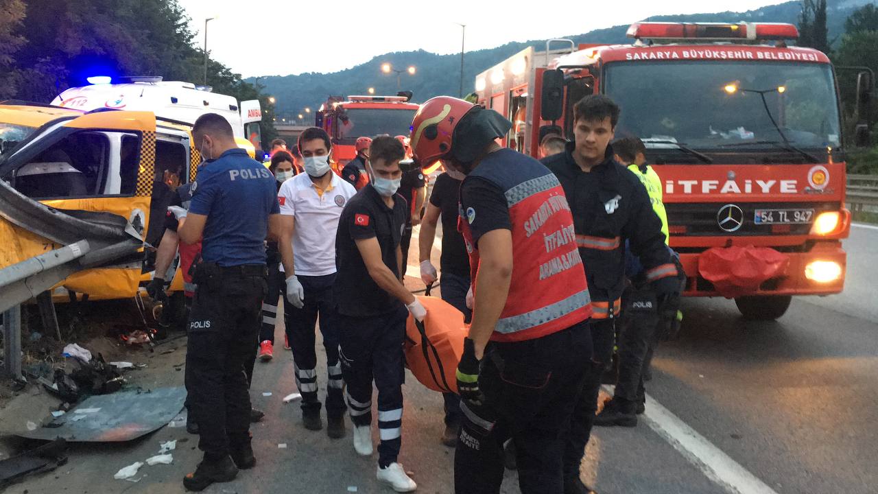 Bariyerlere ok gibi saplandı! Refüje çarpan araç hurdaya döndü: 2 kişi öldü, 3ü çocuk 5 kişi yaralandı