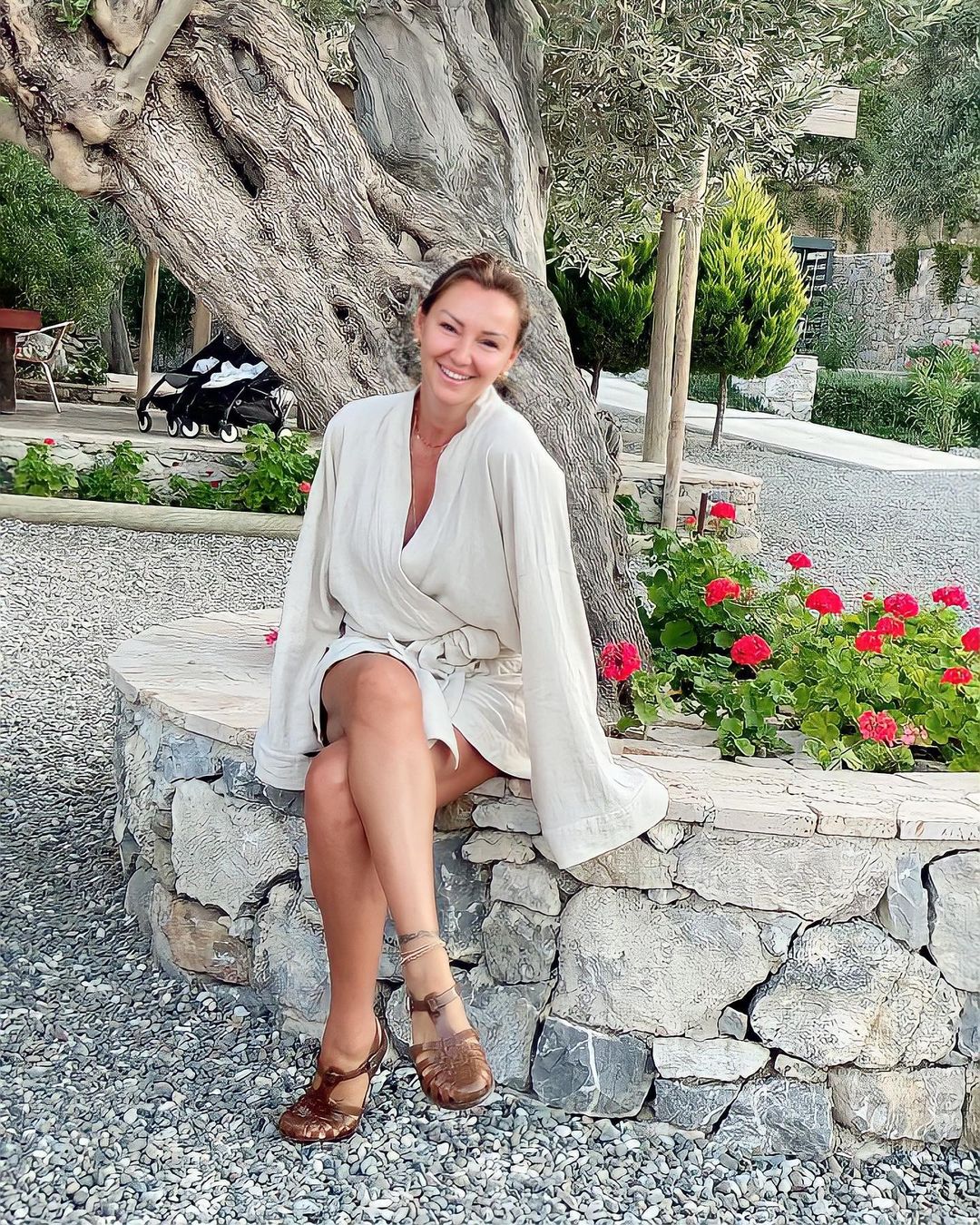 Pınar Altuğ bakış açısını değiştirmek için amuda kalktı! Paylaştığı poz beğeni ve yorum yağmuruna tutuldu!