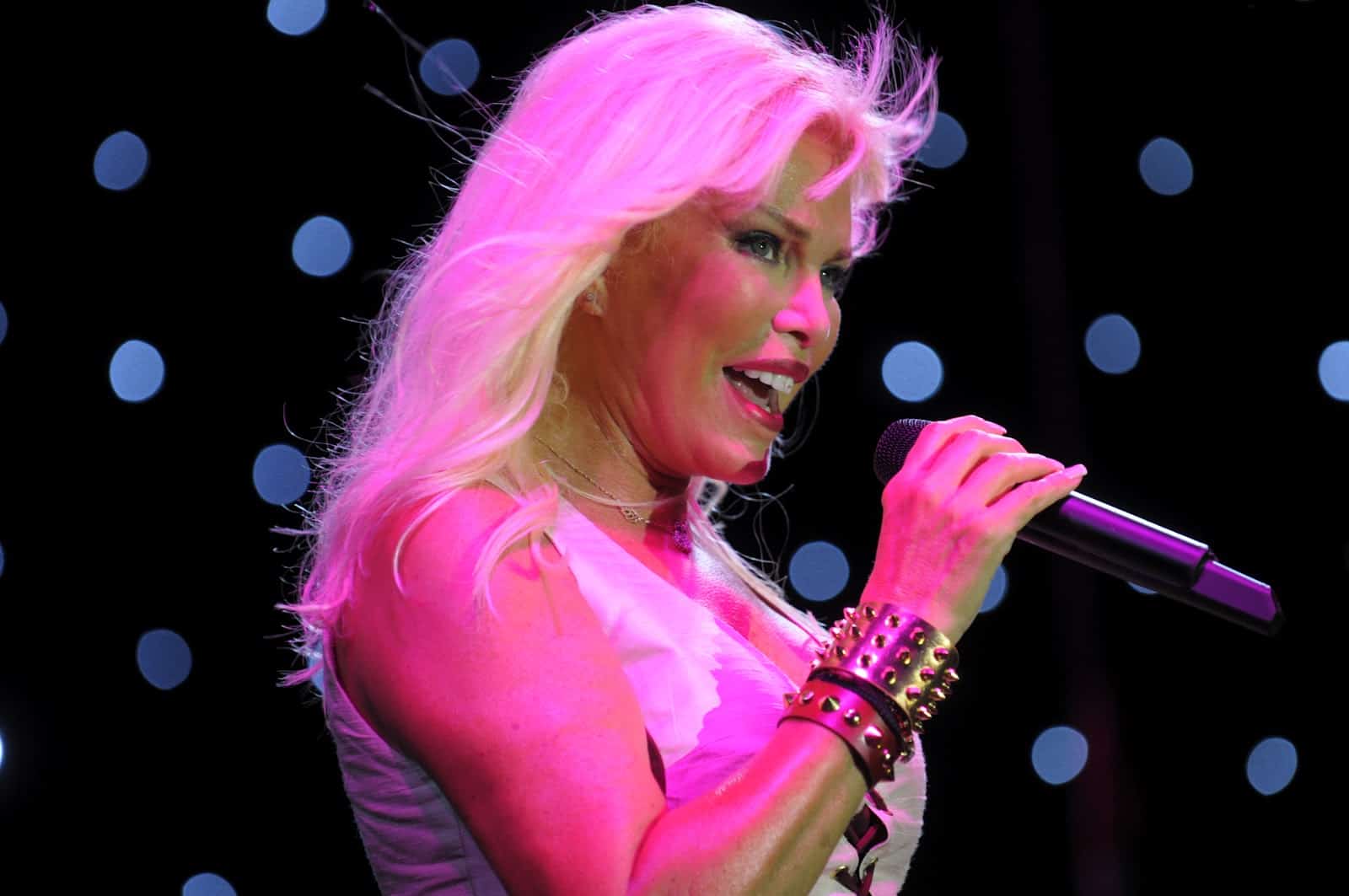 Photoshopu abartan Ajda Pekkan bambaşka birine dönüştü! Sosyal medya kullanıcılarının dilinden kurtulamadı!