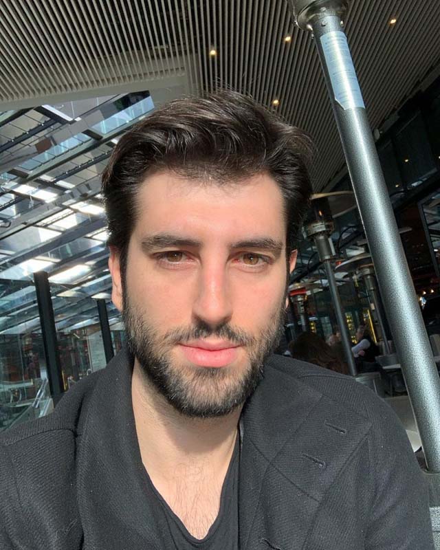 Sinirlerine hakim olamadı! Mahsun Kırmızıgül'ün oğlu Mahmut Kırmızıgül, Ayşe Akın'ın yanağını okşayınca tokat yedi!