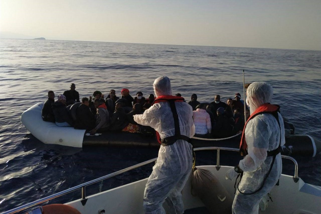 Denizlerde göçmen dramı! Ölümle burun buruna geldiler 51 düzensiz göçmeni Türk Sahil Güvenliği kurtardı