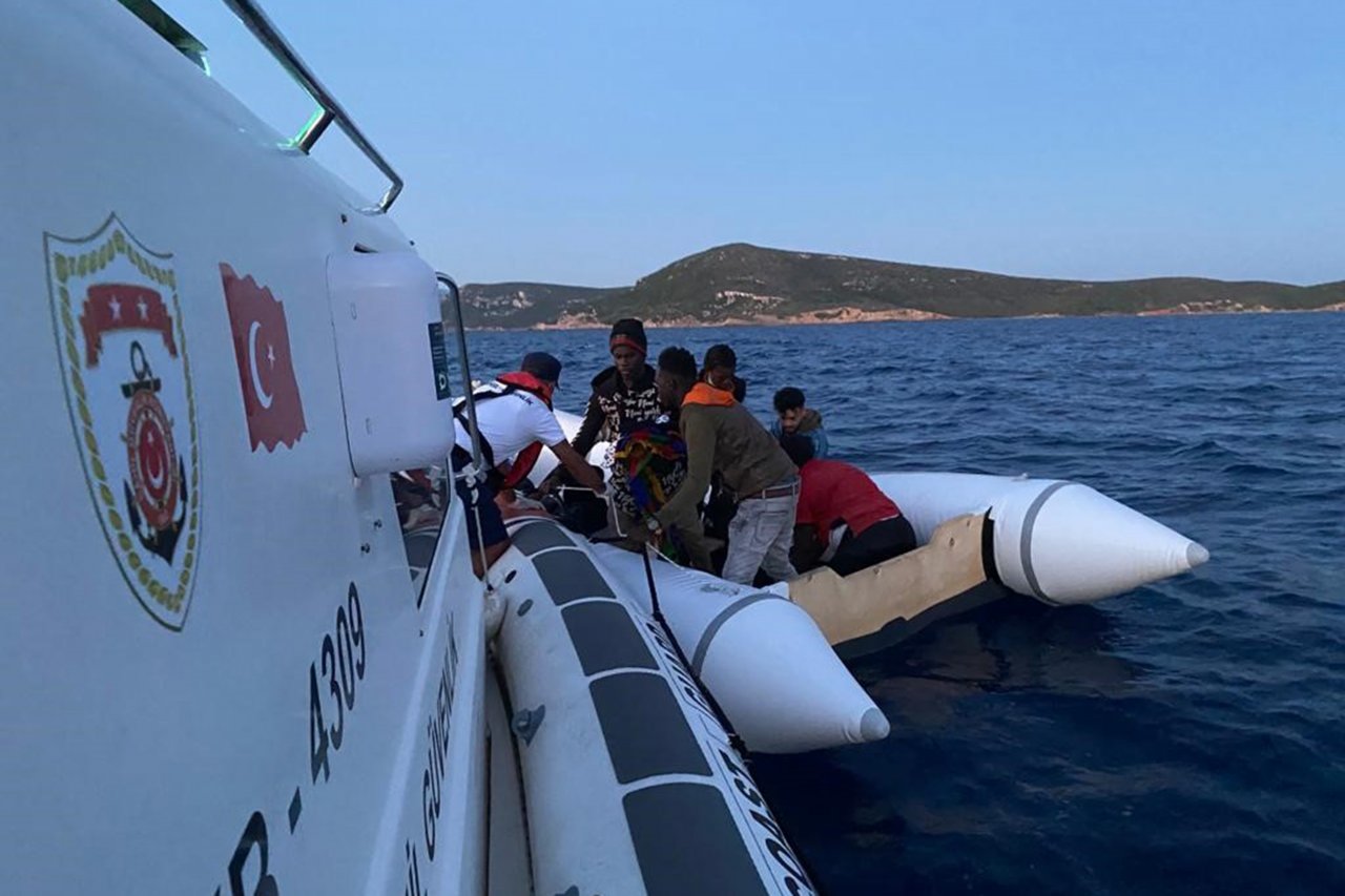Denizlerde göçmen dramı! Ölümle burun buruna geldiler 51 düzensiz göçmeni Türk Sahil Güvenliği kurtardı