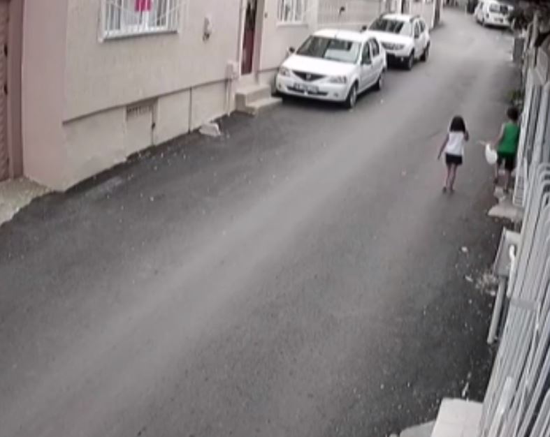 Gözü dönmüş sapığa kadınlardan meydan dayağı! 5 yaşındaki çocuğu arka sokağa götürüp, taciz etti