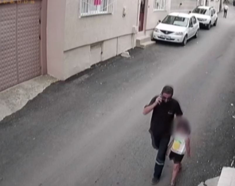Gözü dönmüş sapığa kadınlardan meydan dayağı! 5 yaşındaki çocuğu arka sokağa götürüp, taciz etti