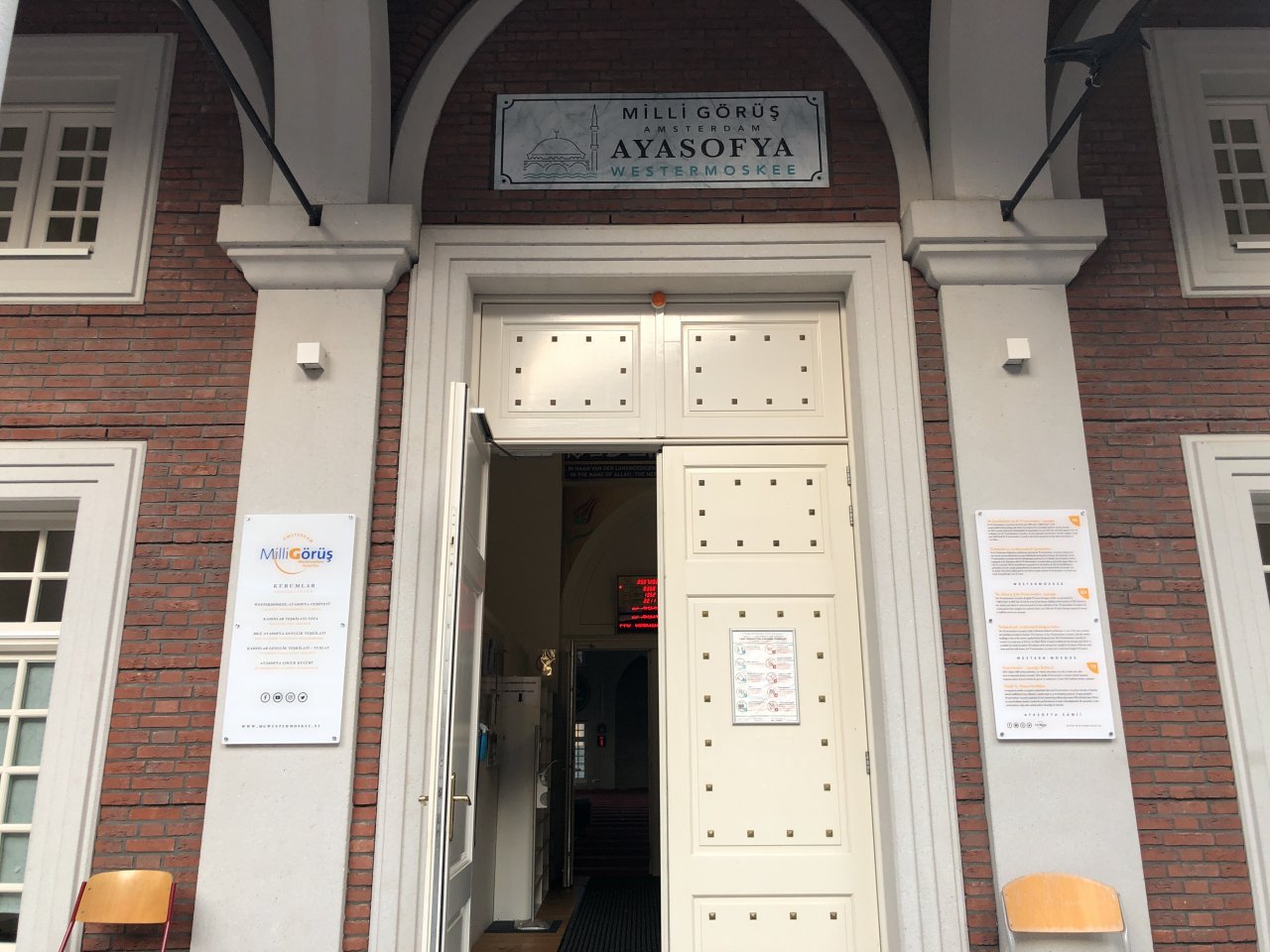 Kutsalımıza Hollanda'da bira şişeleri ile çirkin saldırı! Amsterdam Ayasofya Camisi'sinin camları kırıldı