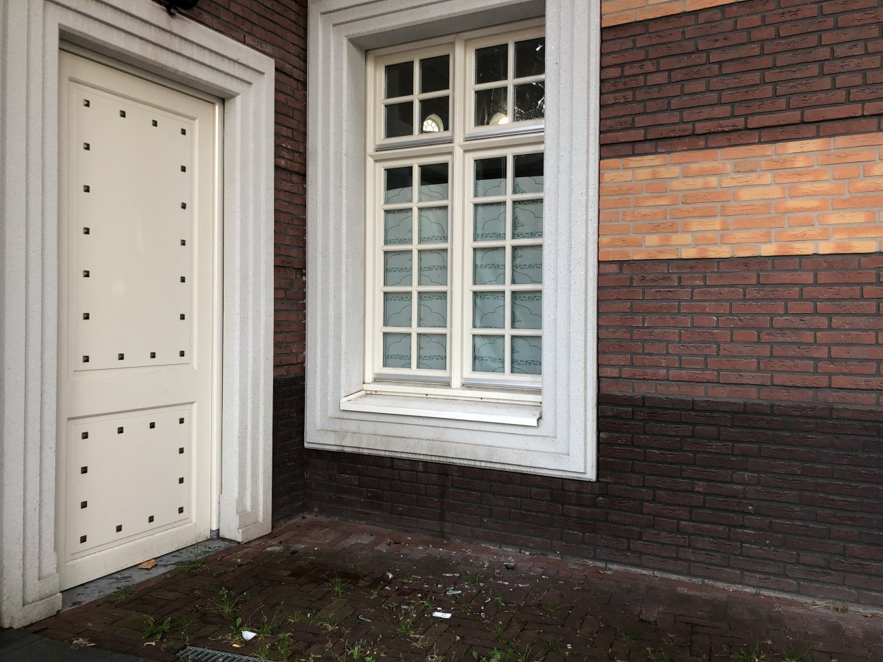 Kutsalımıza Hollanda'da bira şişeleri ile çirkin saldırı! Amsterdam Ayasofya Camisi'sinin camları kırıldı