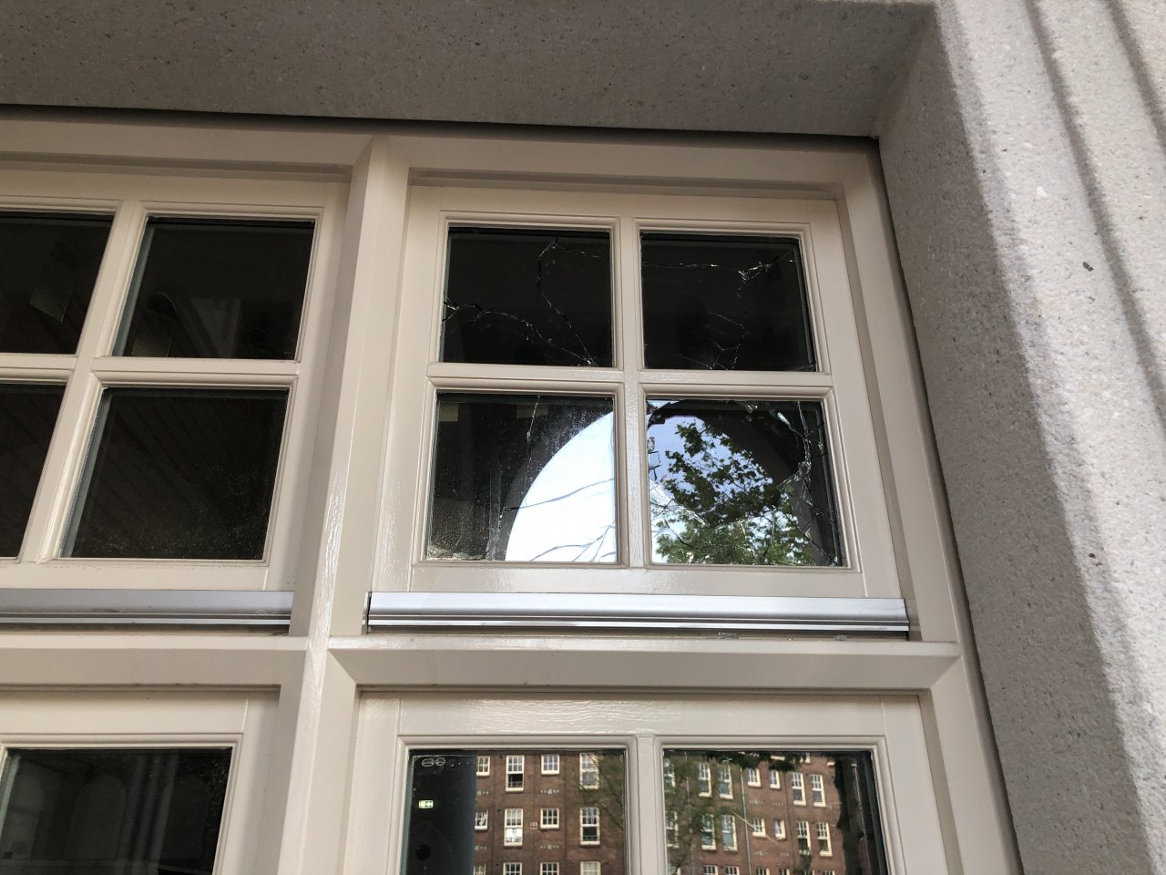 Kutsalımıza Hollanda'da bira şişeleri ile çirkin saldırı! Amsterdam Ayasofya Camisi'sinin camları kırıldı