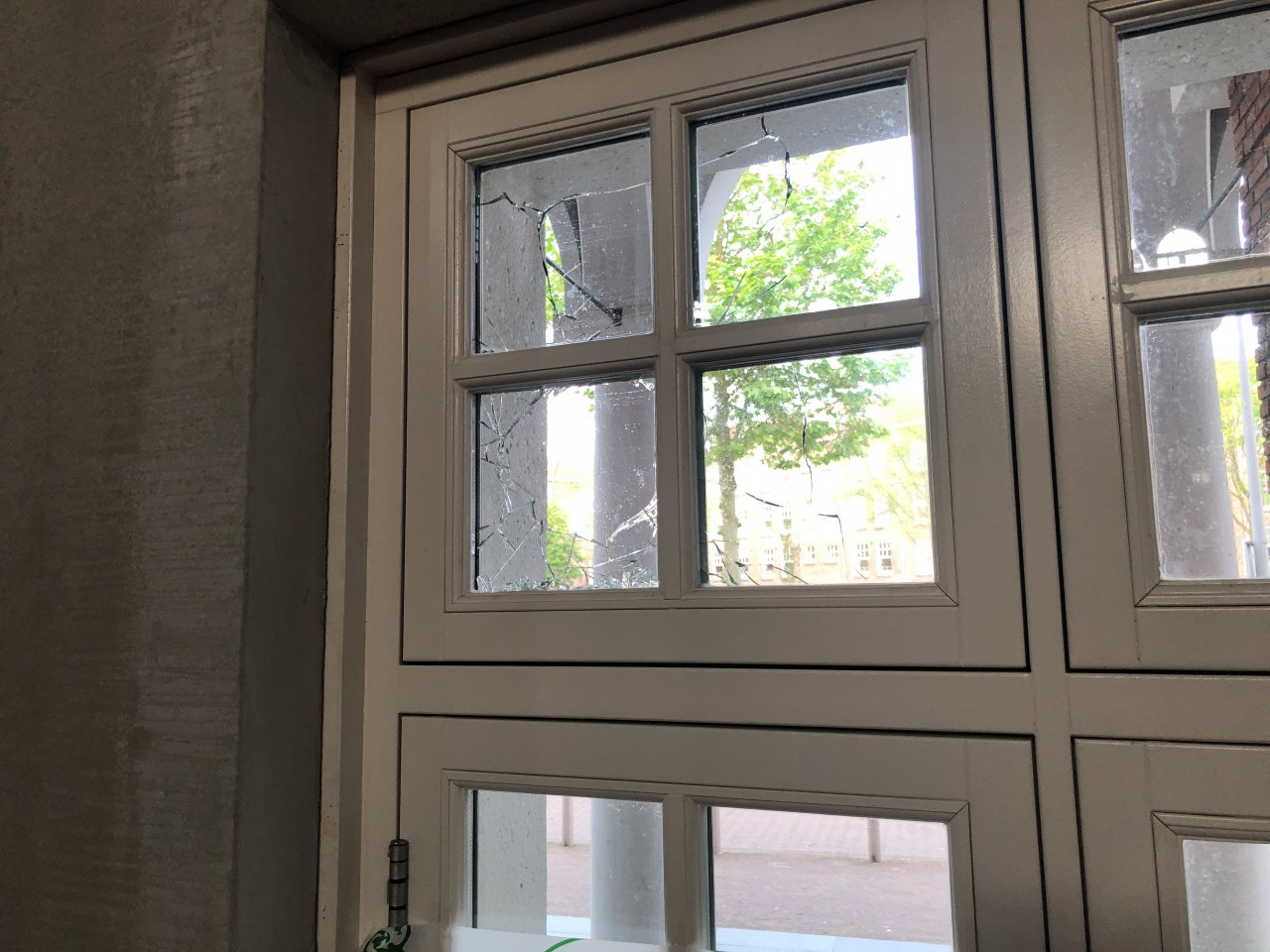 Kutsalımıza Hollanda'da bira şişeleri ile çirkin saldırı! Amsterdam Ayasofya Camisi'sinin camları kırıldı