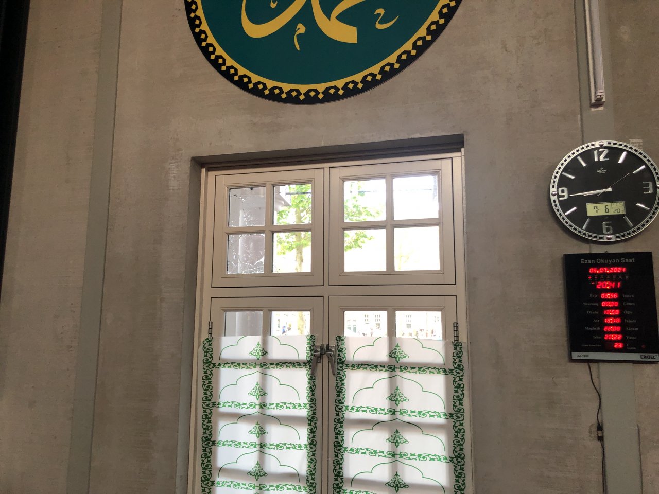 Kutsalımıza Hollanda'da bira şişeleri ile çirkin saldırı! Amsterdam Ayasofya Camisi'sinin camları kırıldı