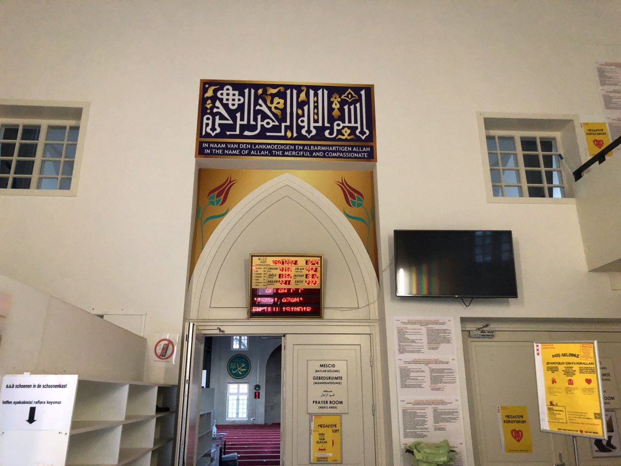 Kutsalımıza Hollanda'da bira şişeleri ile çirkin saldırı! Amsterdam Ayasofya Camisi'sinin camları kırıldı