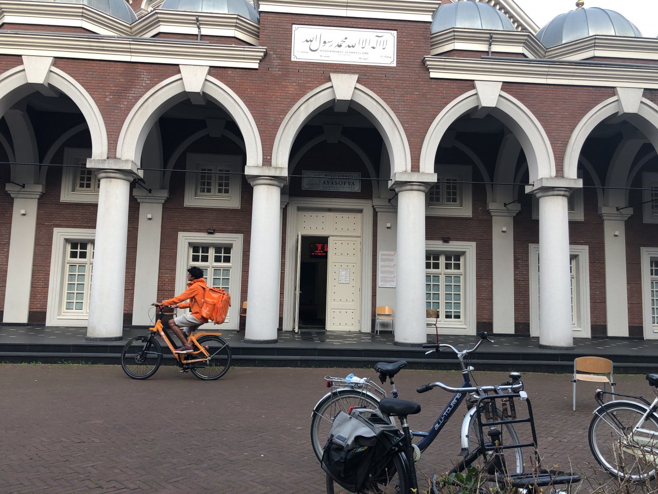 Kutsalımıza Hollanda'da bira şişeleri ile çirkin saldırı! Amsterdam Ayasofya Camisi'sinin camları kırıldı