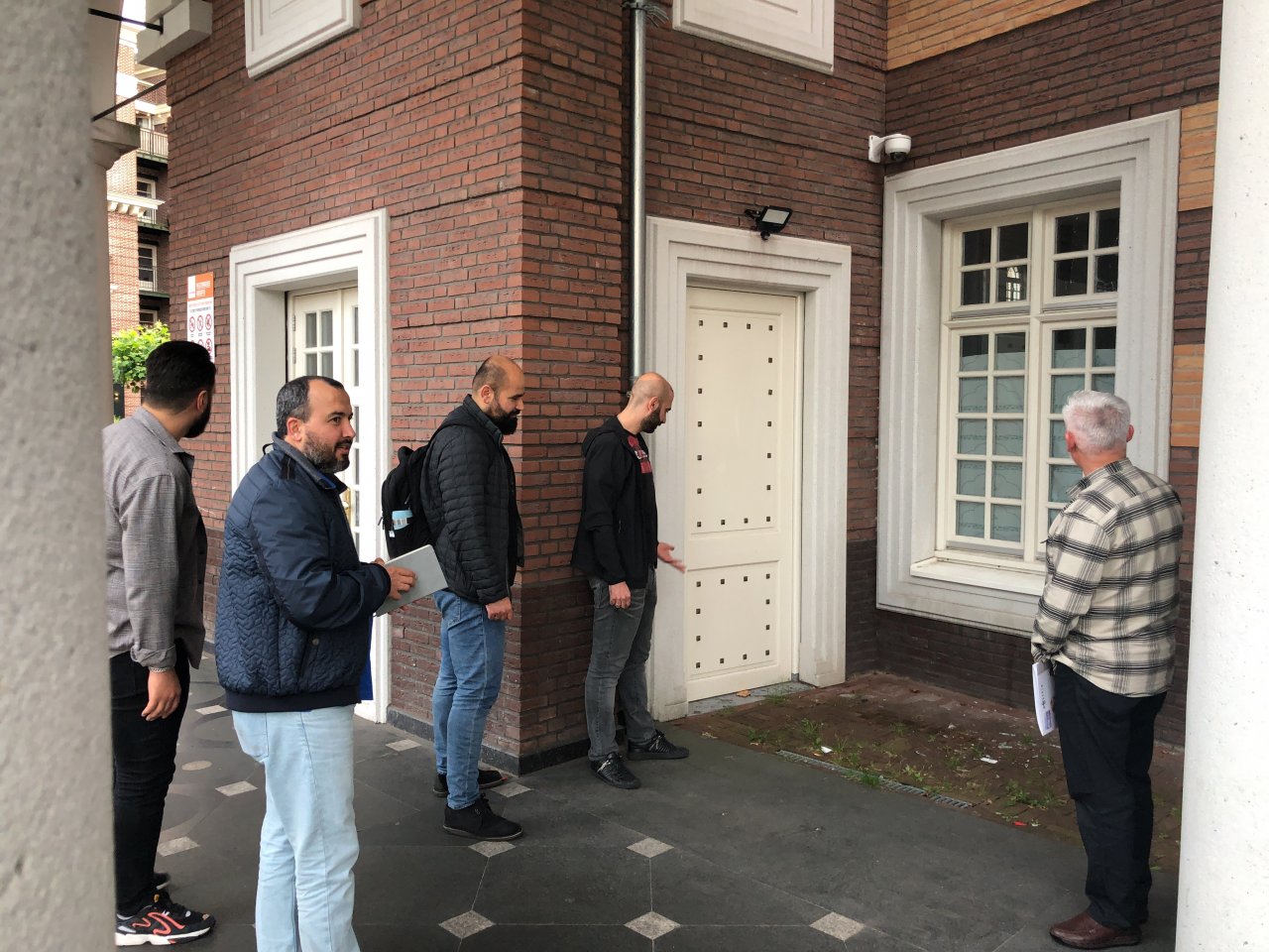 Kutsalımıza Hollanda'da bira şişeleri ile çirkin saldırı! Amsterdam Ayasofya Camisi'sinin camları kırıldı