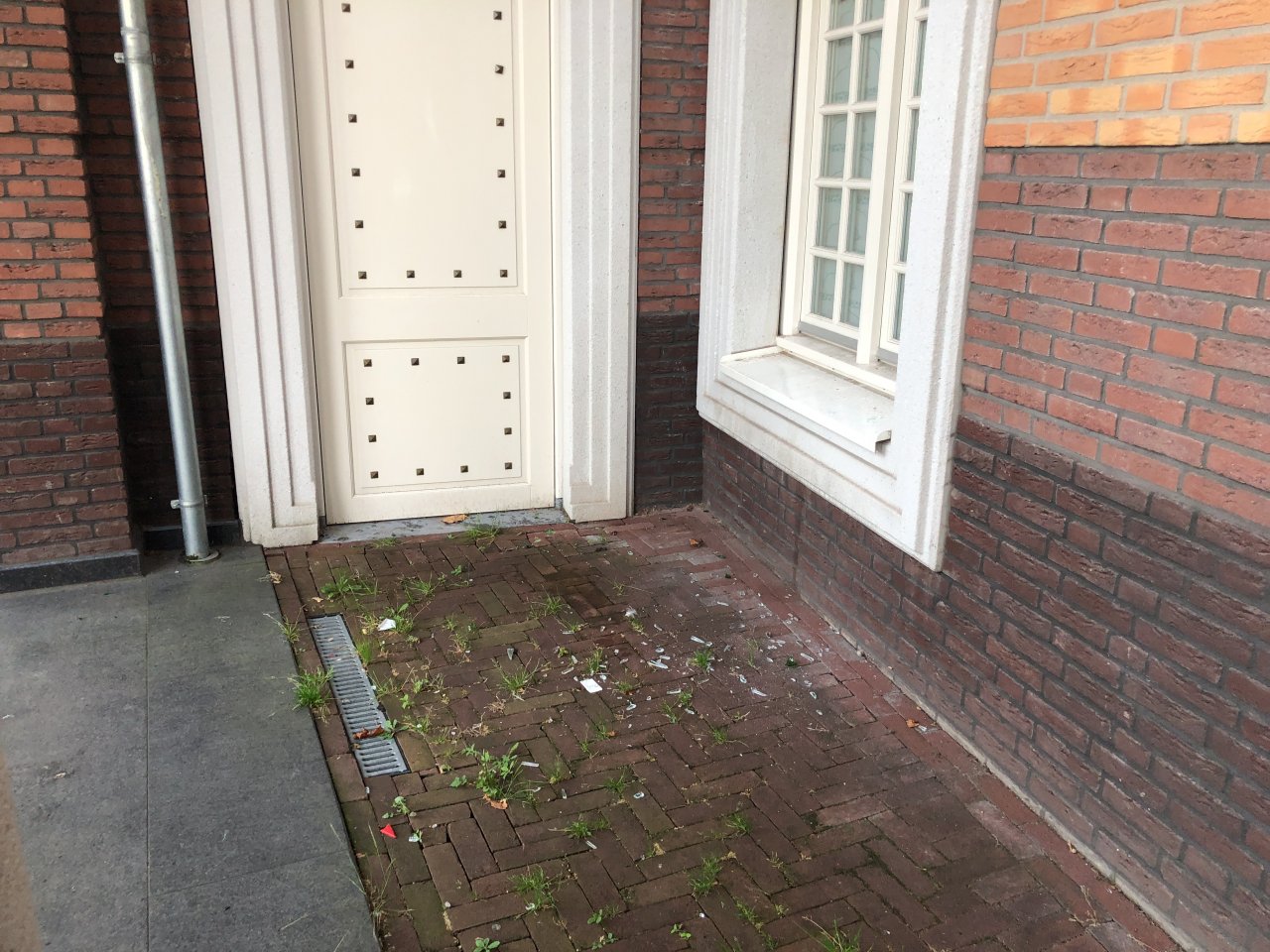 Kutsalımıza Hollanda'da bira şişeleri ile çirkin saldırı! Amsterdam Ayasofya Camisi'sinin camları kırıldı