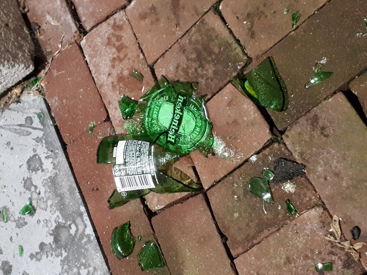 Kutsalımıza Hollanda'da bira şişeleri ile çirkin saldırı! Amsterdam Ayasofya Camisi'sinin camları kırıldı