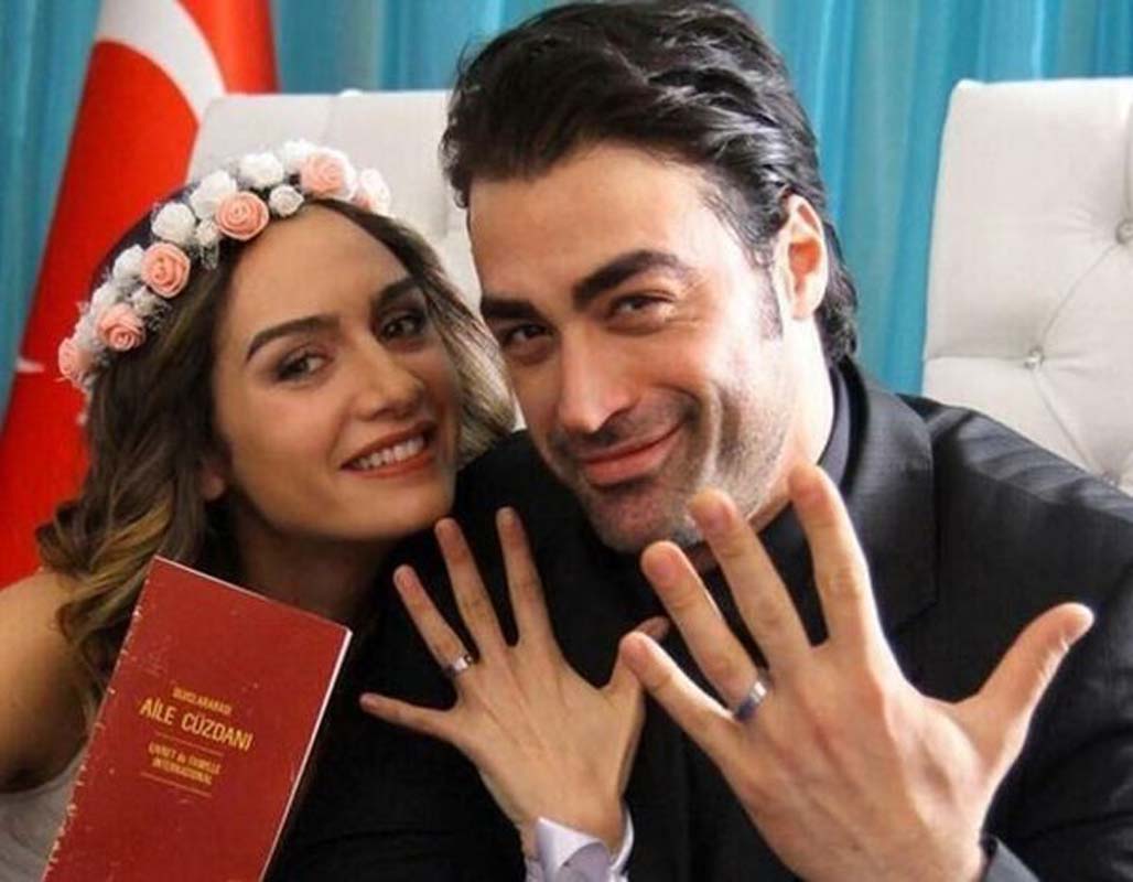 Taze aşıklar Asmalımescit'te! Birce Akalay yeni sevgilisi Erdem Hamza ile ilk kez görüntülendi! 