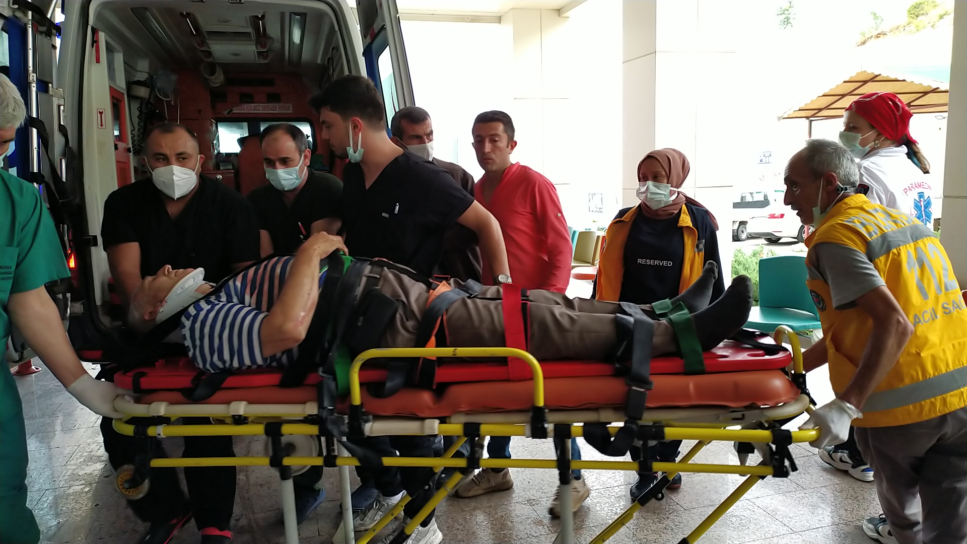 Karşı yönden gelen araçlar kafa kafaya çarpıştı, araçlar hurdaya döndü: 5 kişi hayatını kaybetti