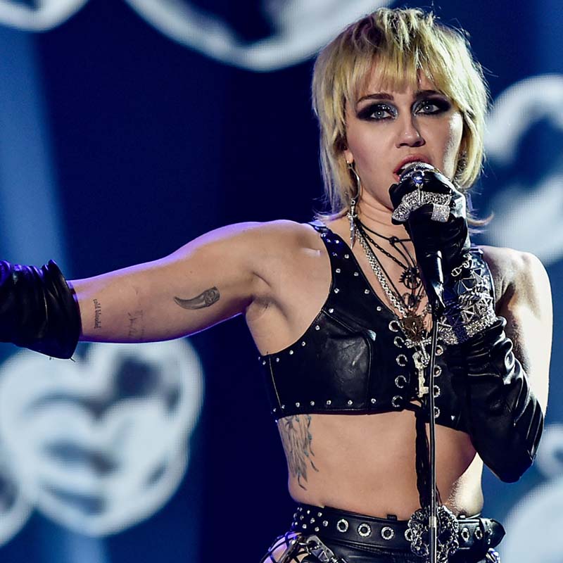 Miley Cyrus'tan konser esnasında Britney'a Özgürlük sloganı !