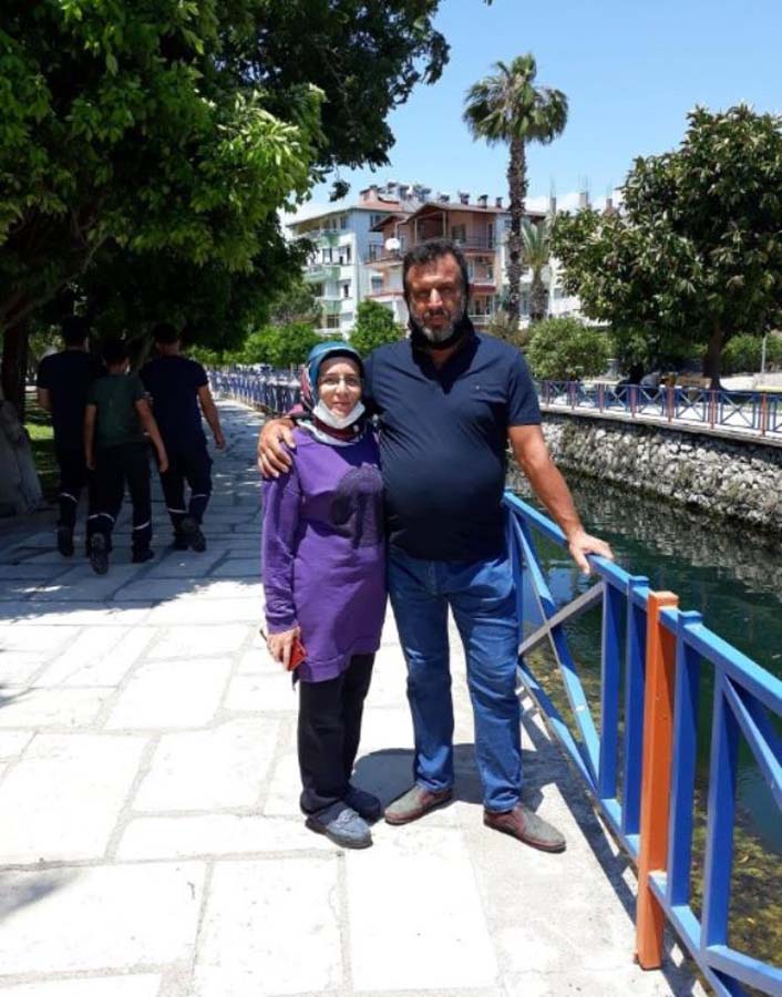 Aynı adama kaçan eltilerden haber var! Yufkacıyla sarmaş dolaş pozları ortaya çıktı