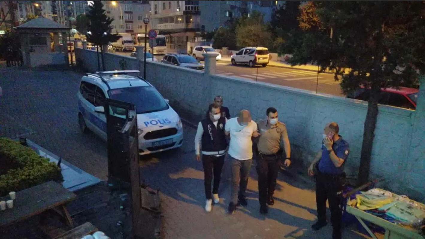 Böylesi görülmedi! Ağzında maske olmadan hapşıran adama bıçaklı saldırı!