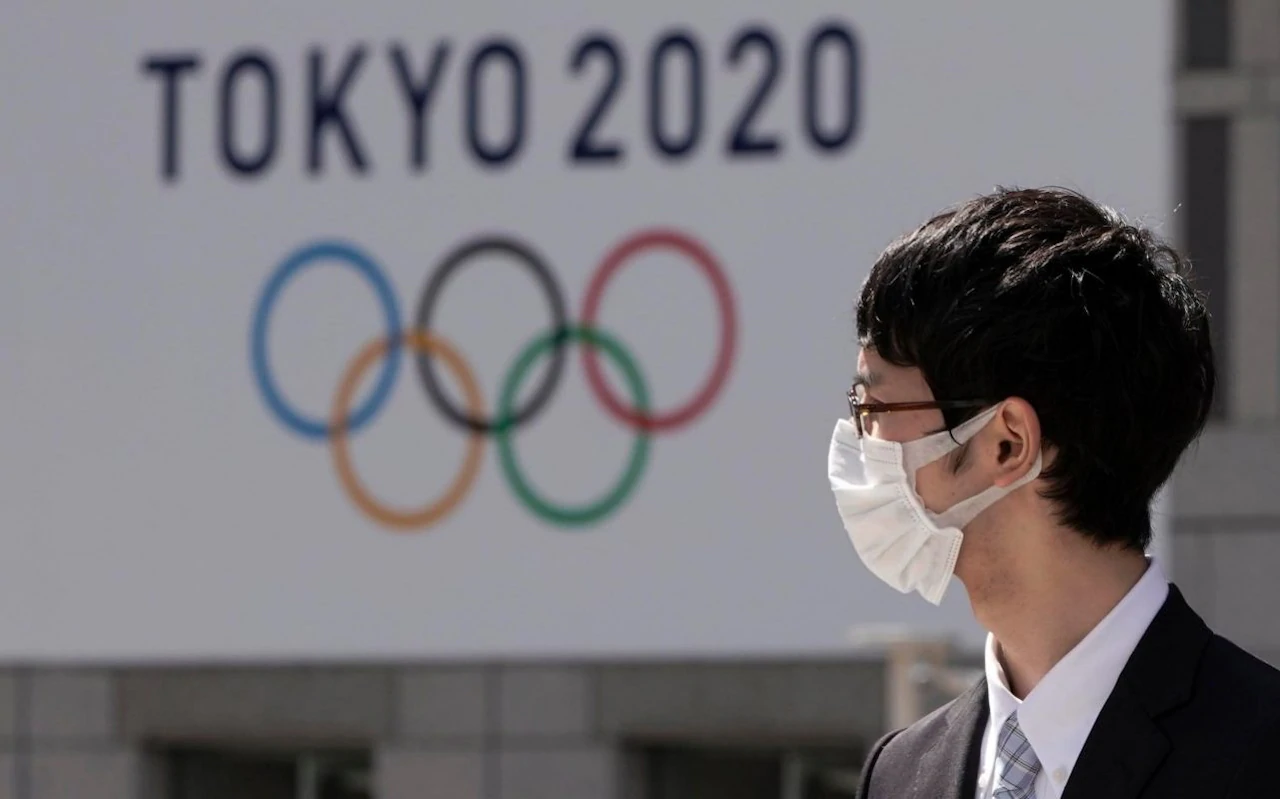 Japonya Başbakanı Suga Yoşihide, yeni tip koronavirüs (Kovid-19) salgını nedeniyle başkent Tokyo'da ağustos sonuna kadar olağanüstü hal (OHAL) uygulanacağını açıkladı. Başbakan Suga, düzenlediği basın toplantısında, Kovid-19 ile mücadele kapsamında 22 Ağustos'a dek OHAL uygulanacağını bildirdi. Söz konusu kararı, hükümete bağlı Kovid-19 Danışman Heyeti'nin tavsiyesi üzerine aldıklarını belirten Suga, OHAL bölgelerindeki vaka seyrinde düşüş hedeflendiğini söyledi. Kovid-19 Tedbirlerinden Sorumlu Kabine Üyesi Nişimura Yasutoşi, düzenlediği basın toplantısında, "Aşılamanın yaygınlaştırılmasına kadar yaz mevsimi ve festivallerinde insan trafiğinin yavaşlatılmasını hedefliyoruz." dedi. Uygulama, Tokyo Olimpiyatları'nın düzenleneceği 23 Temmuz ile 8 Ağustos dönemine denk gelmesi sebebiyle, turnuvaya yönelik gidişatı etkilemesi bekleniyor. Bu kararla, 2020 başından bu yana Tokyo’da 4'üncü kez OHAL uygulaması yürürlüğe girmiş olacak. Uygulama çerçevesinde restoran ve barların alkol satışı yasaklanacak ve bu işletmelerin 20.00'a kadar açık kalmalarına izin verilecek. Daha önce 24 Temmuz-9 Ağustos 2020'de yapılması planlanan ve salgın nedeniyle ertelenen Olimpiyat Oyunları'nın 23 Temmuz-8 Ağustos'ta düzenlenmesi kararlaştırılmıştı.