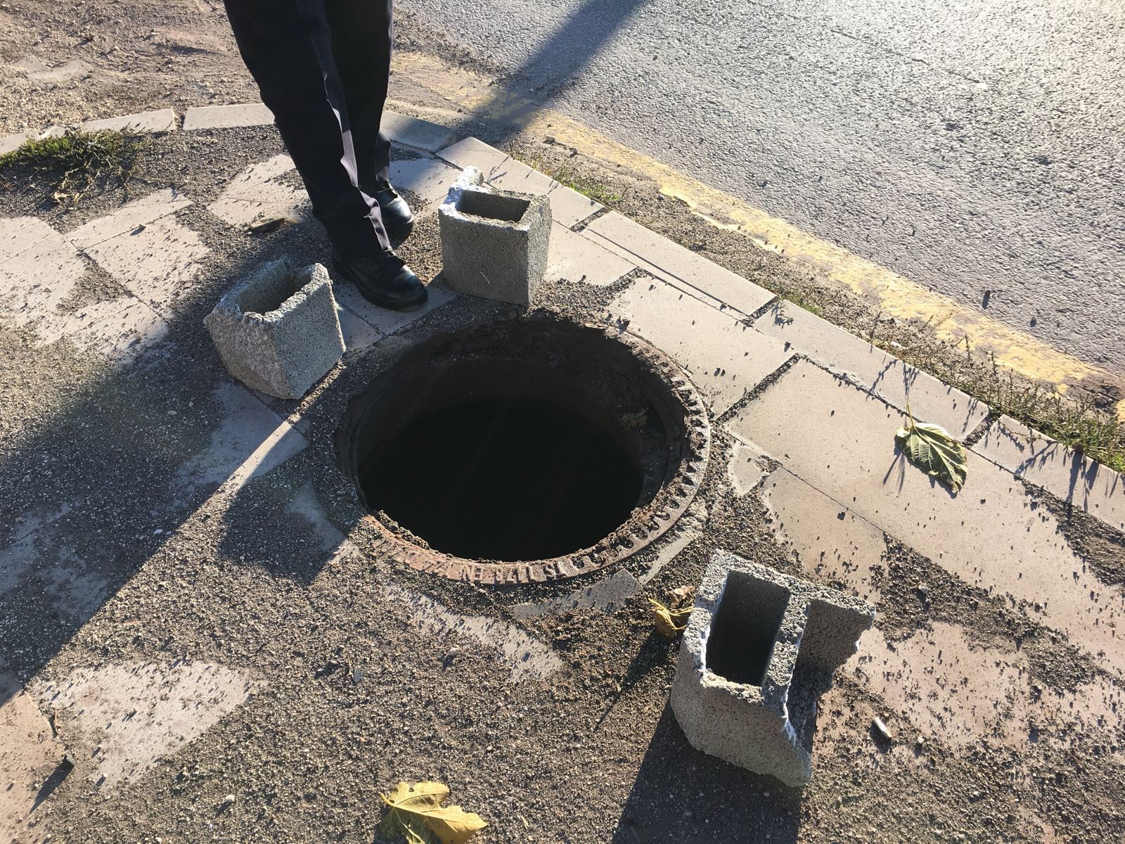 Bu kadar da olmaz! Rögar kapağını çalıp, üzerini kartonla örttüler | 7 yaşındaki çocuk çukura düştü