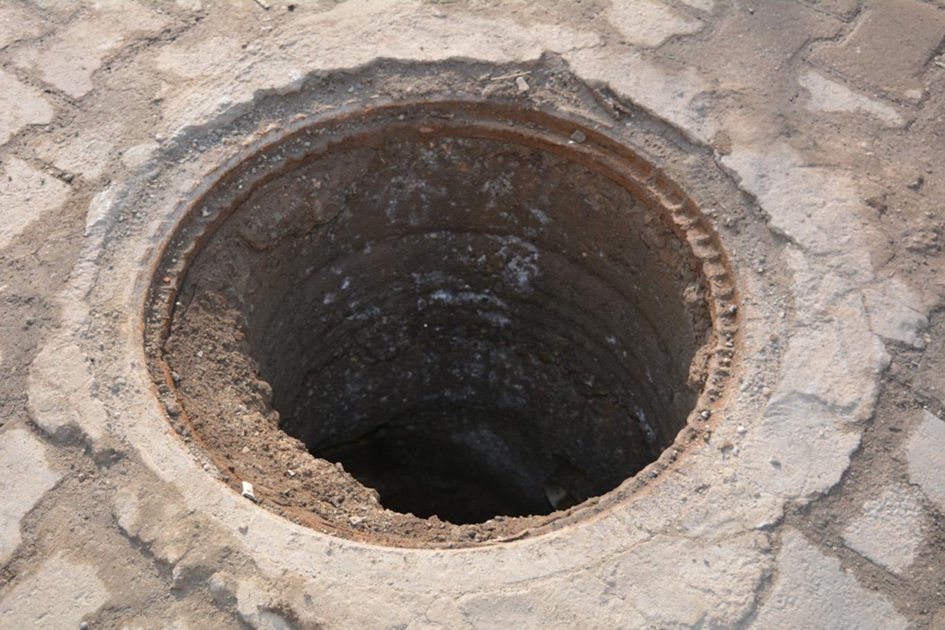 Bu kadar da olmaz! Rögar kapağını çalıp, üzerini kartonla örttüler | 7 yaşındaki çocuk çukura düştü