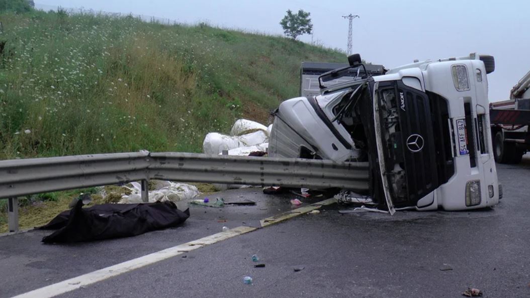 Kuzey Marmara Otoyolunda tır devrildi: 2 kişi feci şekilde can verdi, yakınları sinir krizi geçirdi