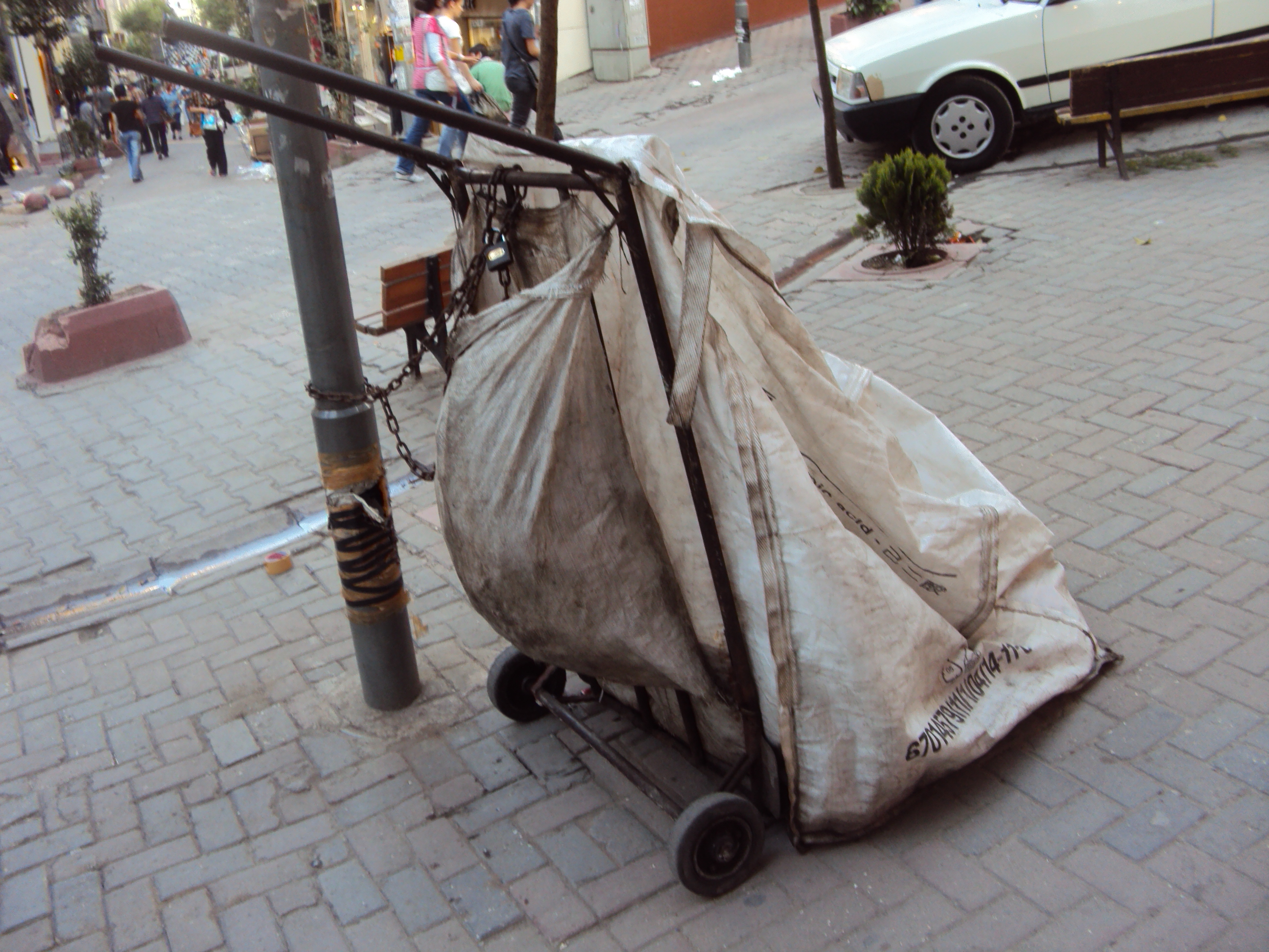 Bu kadar da olmaz! Rögar kapağını çalıp, üzerini kartonla örttüler | 7 yaşındaki çocuk çukura düştü