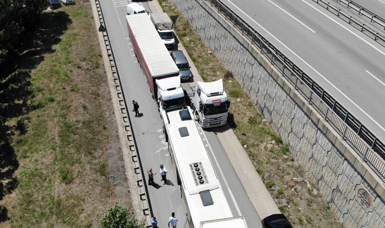 Pendikteki zincirleme kazada faciadan dönüldü! 2 TIR ve İETT otobüsü birbirine girdi