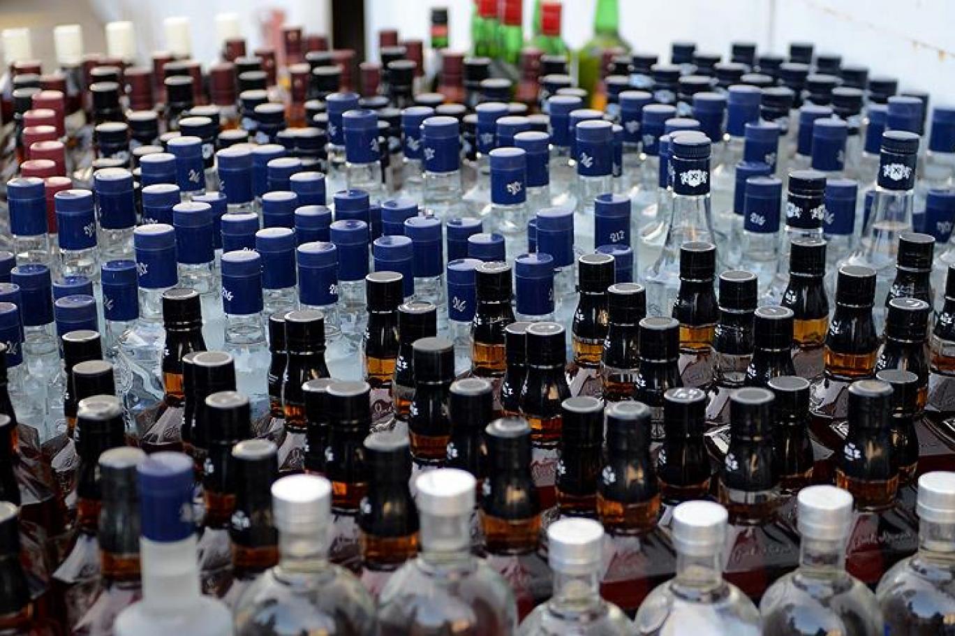 Sahtekarlık değil cinayet! İnsanlar ölüyor, onlar akıllanmıyor | 10 bin litre sahte içki ele geçirildi