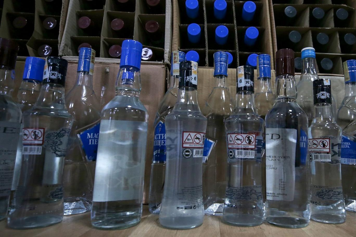 Sahtekarlık değil cinayet! İnsanlar ölüyor, onlar akıllanmıyor | 10 bin litre sahte içki ele geçirildi