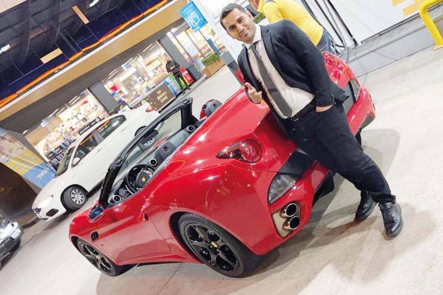 Market çalışanıydı, milyonluk Ferrari aldı! Saadet zinciriyle binlerce kişiyi dolandırıp milyonluk vurgun yaptılar 