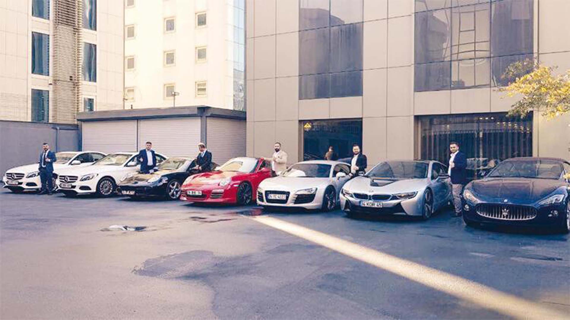 Market çalışanıydı, milyonluk Ferrari aldı! Saadet zinciriyle binlerce kişiyi dolandırıp milyonluk vurgun yaptılar 