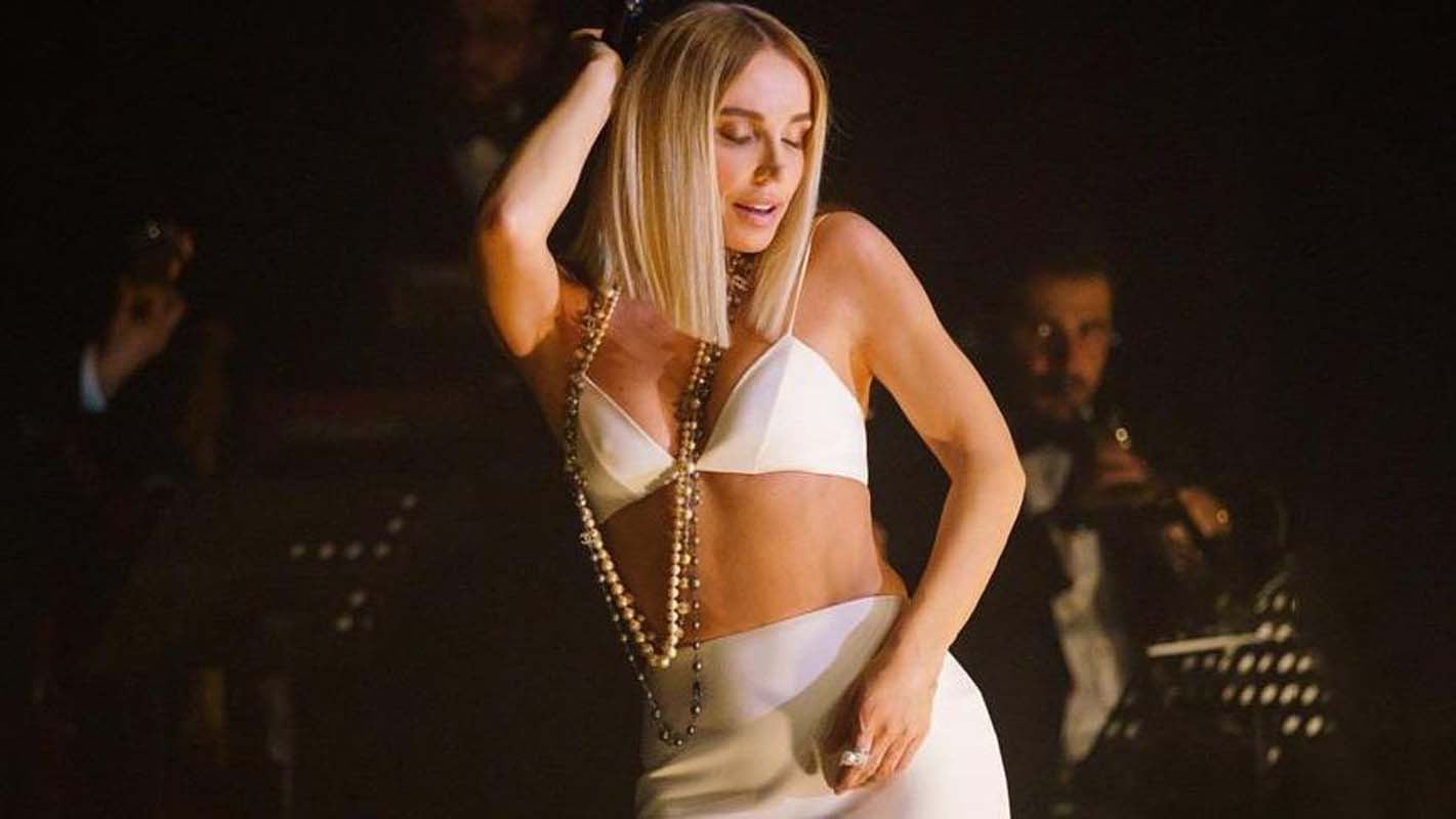 Gülşen sınırları zorladı! Öyle bir kıyafetle konsere çıktı ki! Büyük tepki topladı