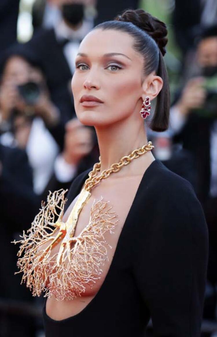 Cannes Film Festivali'ne damga vurdu! Bella Hadid kıyafetiyle tüm dikkatleri üzerine çekti!