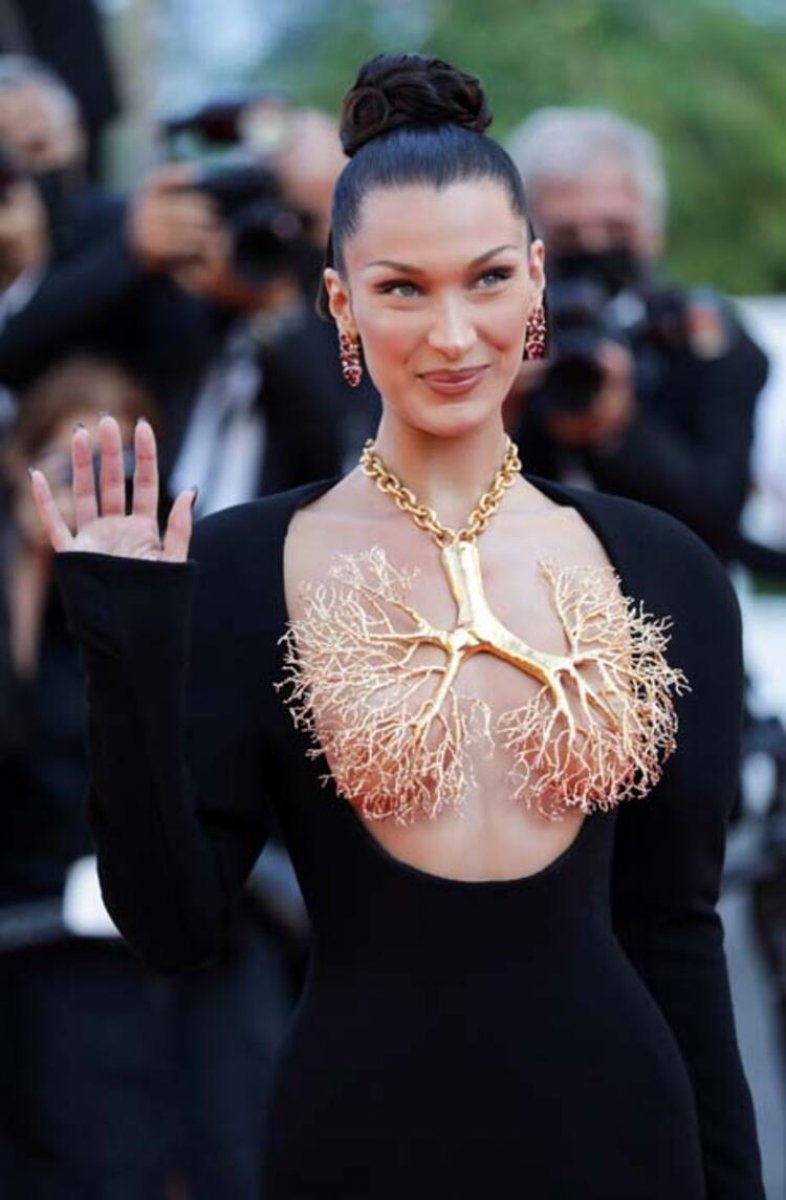 Cannes Film Festivali'ne damga vurdu! Bella Hadid kıyafetiyle tüm dikkatleri üzerine çekti!