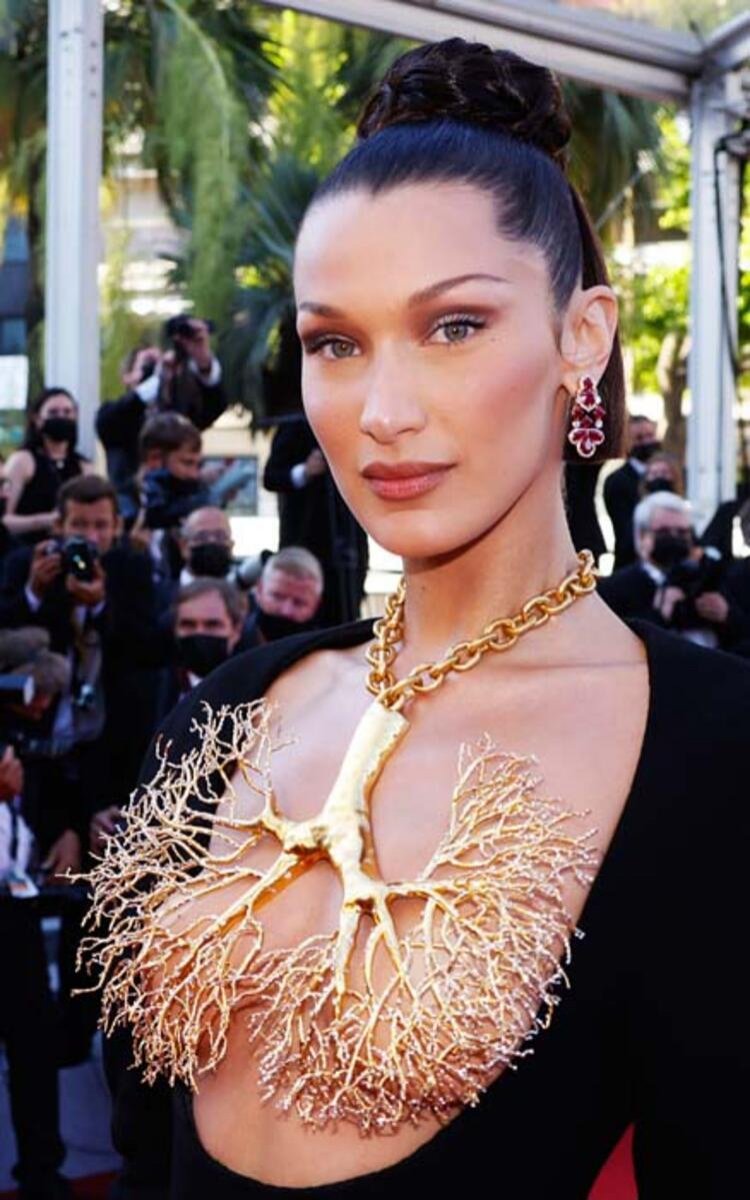 Cannes Film Festivali'ne damga vurdu! Bella Hadid kıyafetiyle tüm dikkatleri üzerine çekti!