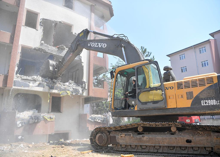 Tuzla'da geri dönüşüm çalışmaları! Hasarlı binalar yıkılıyor
