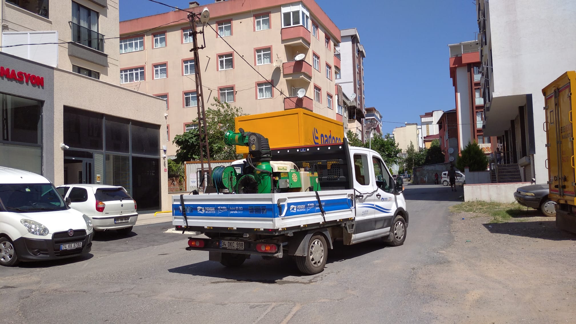 Sinekler yaz gecelerinin kabusu oldu! Pendik Belediyesi 40 personel ile harekete geçti