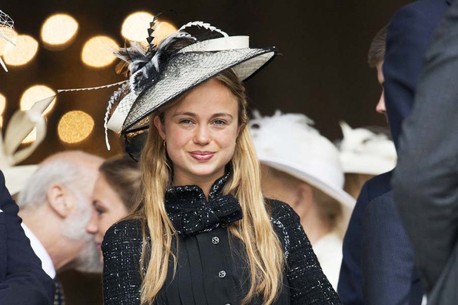 Kraliyet'in en güzel kızı Amelia Windsor kullanılmış iç çamaşırlarını satışa sundu!