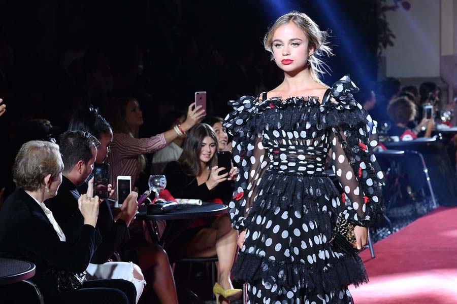 Kraliyet'in en güzel kızı Amelia Windsor kullanılmış iç çamaşırlarını satışa sundu!