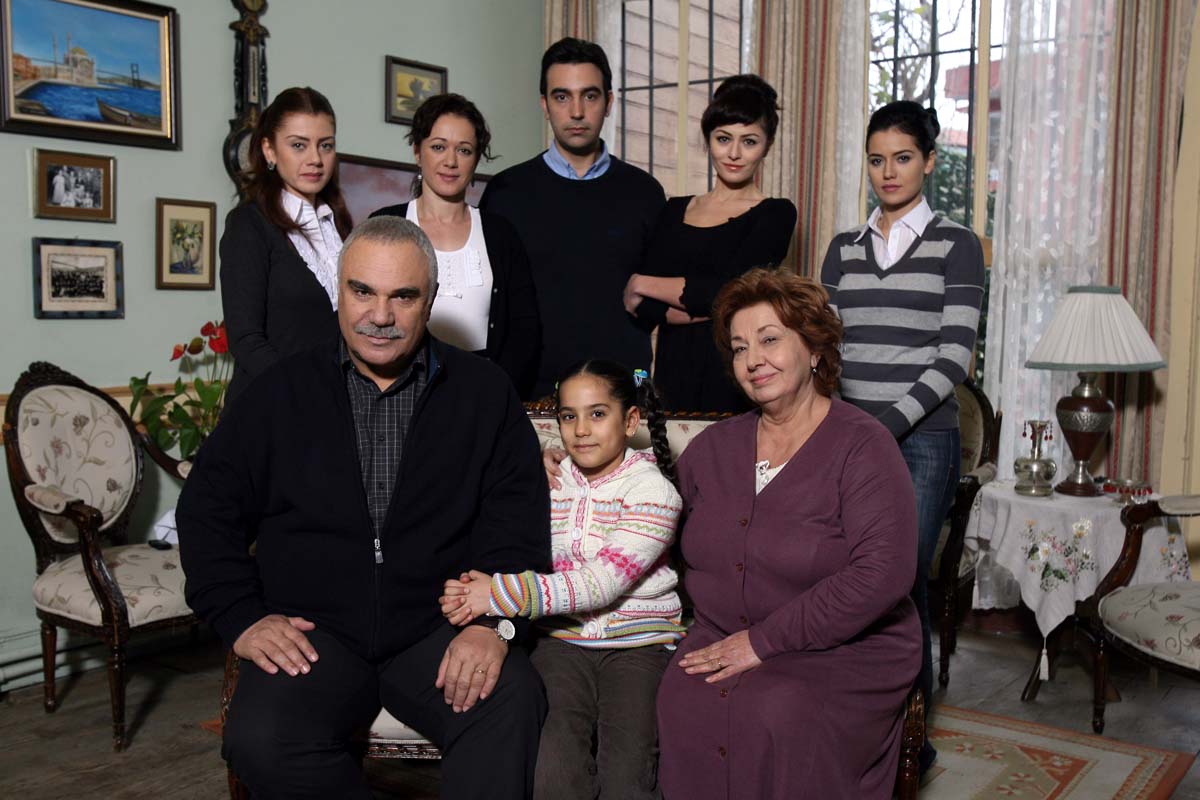 Yaprak Dökümü 15 yıl sonra sosyal medyayı sallamayı başardı! Final bölümünü ilk günkü heyecanla izleyenler diziyi gündeme getirdi!