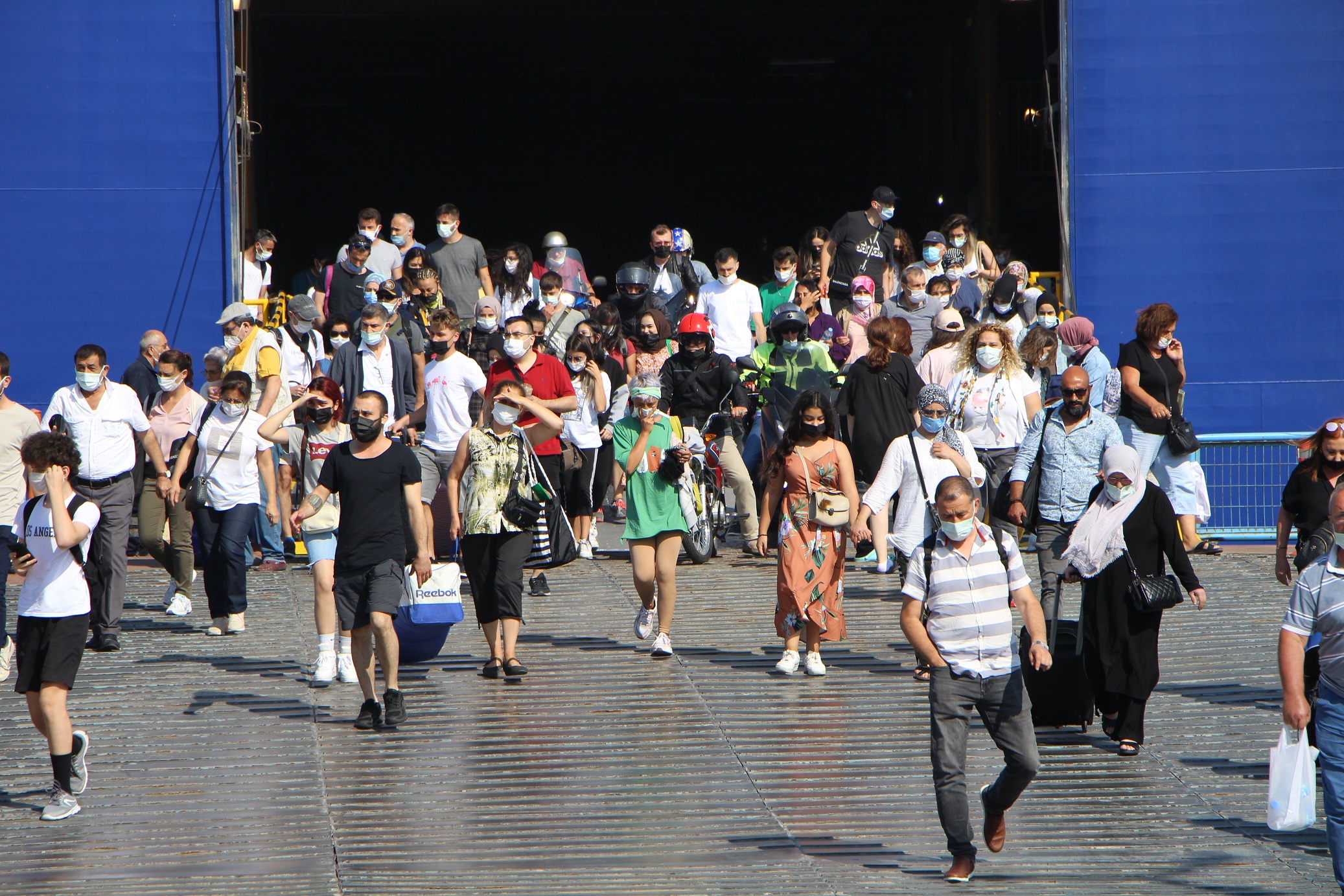Feribot seferlerinde bayram yoğunluğu! Uzun araç kuyrukları oluştu
