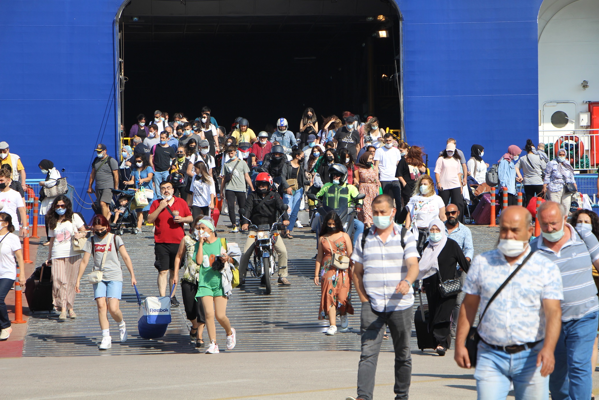 Feribot seferlerinde bayram yoğunluğu! Uzun araç kuyrukları oluştu