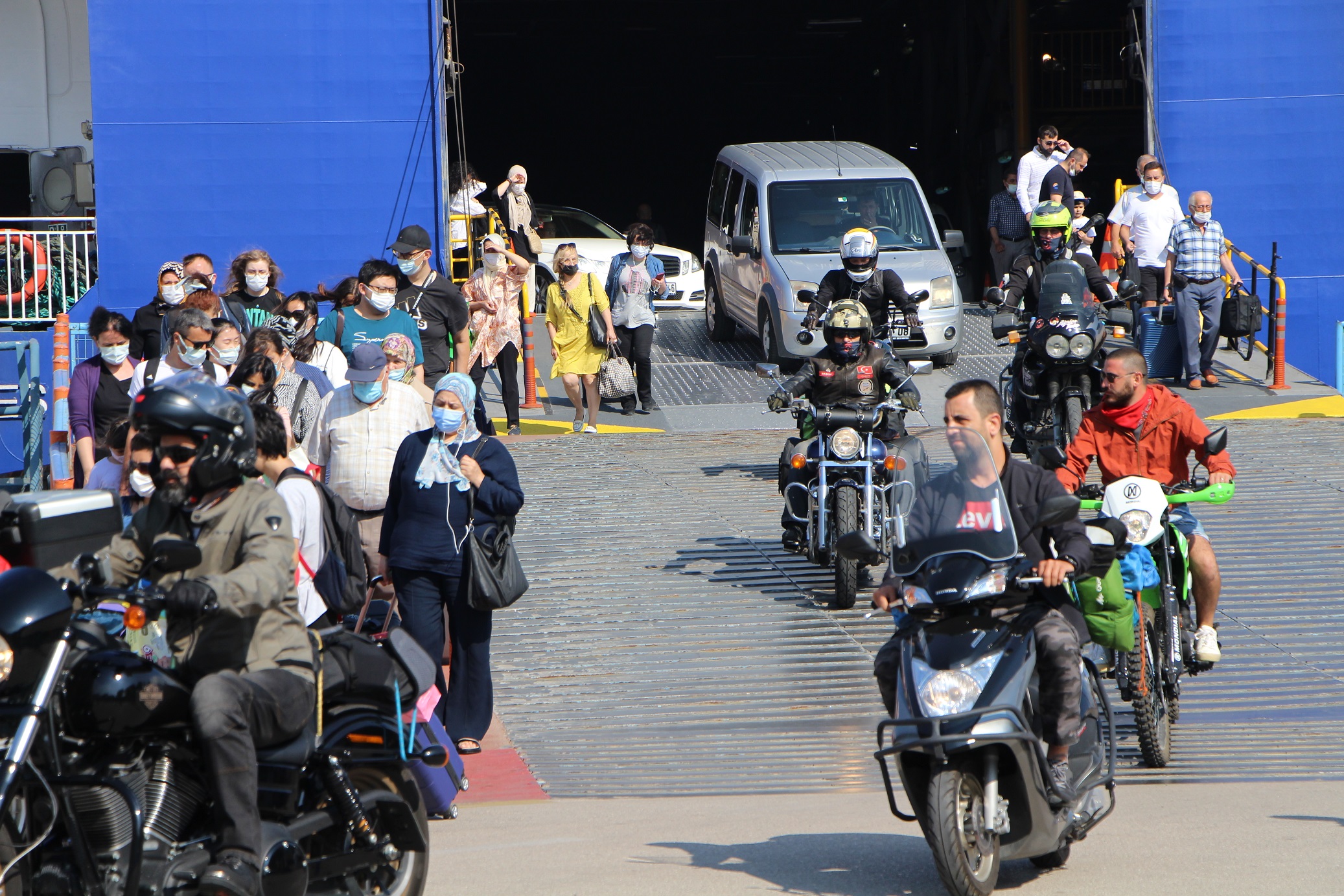Feribot seferlerinde bayram yoğunluğu! Uzun araç kuyrukları oluştu