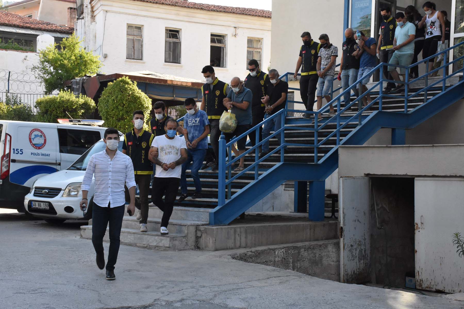 Muğla ve Antalya'da fuhuş operasyonu: 10 kişi gözaltına alındı, 22 kadın kurtarıldı 