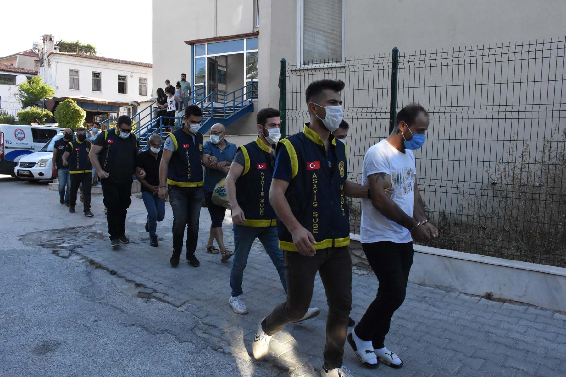 Muğla ve Antalya'da fuhuş operasyonu: 10 kişi gözaltına alındı, 22 kadın kurtarıldı 