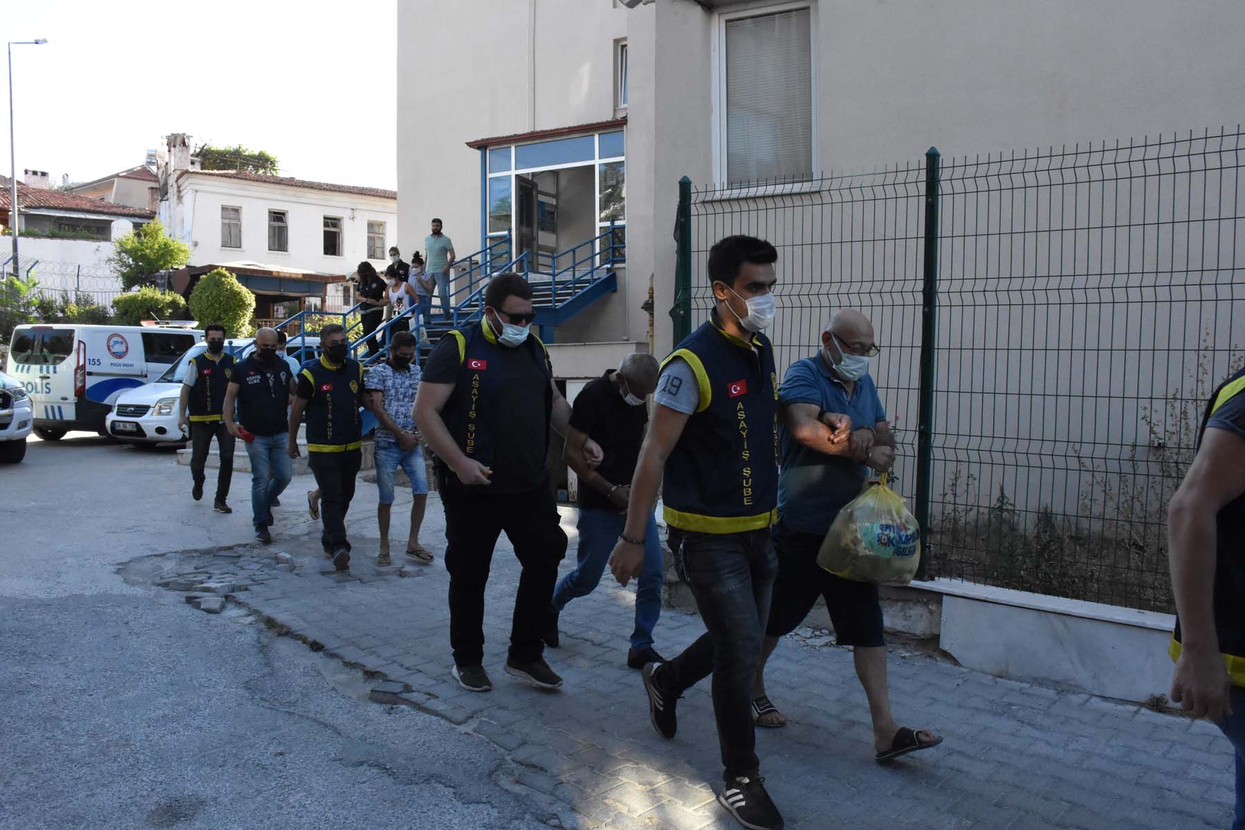 Muğla ve Antalya'da fuhuş operasyonu: 10 kişi gözaltına alındı, 22 kadın kurtarıldı 