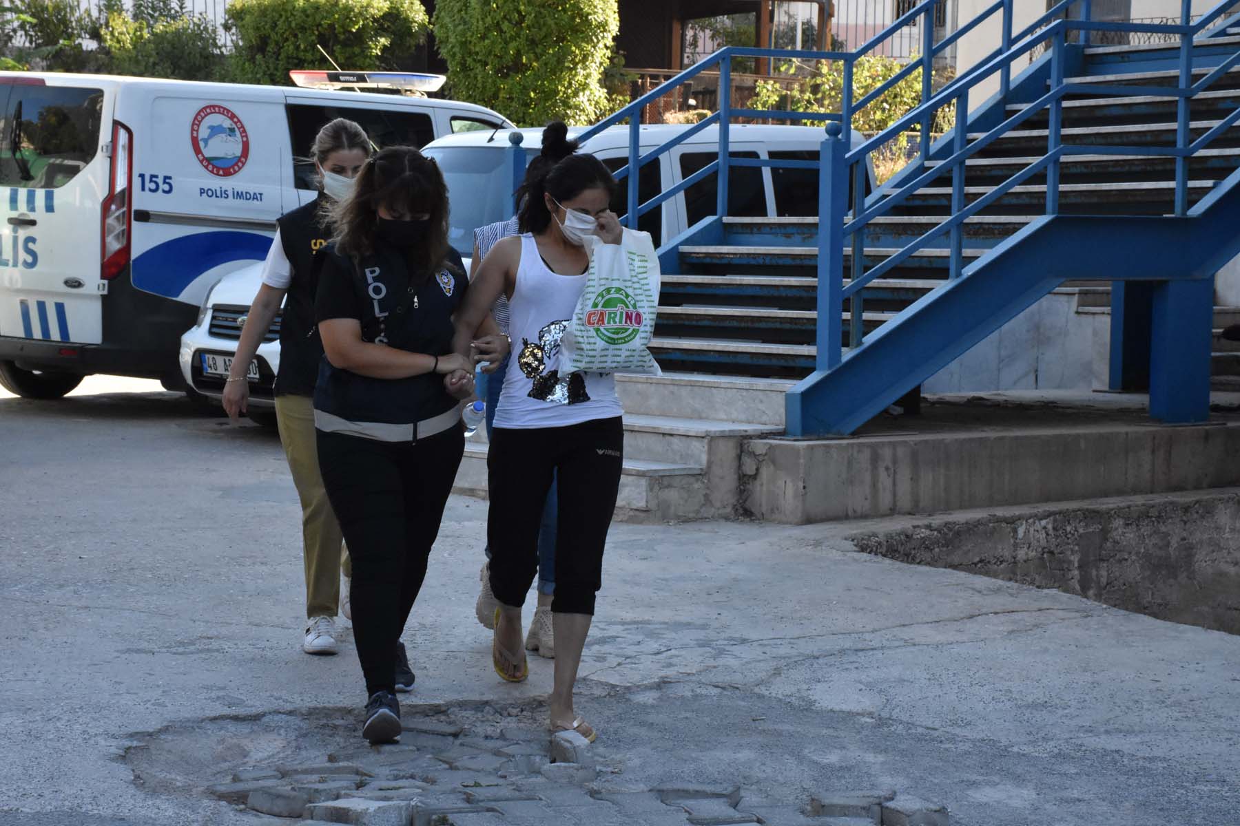 Muğla ve Antalya'da fuhuş operasyonu: 10 kişi gözaltına alındı, 22 kadın kurtarıldı 